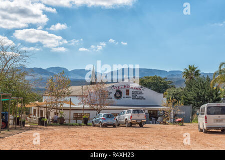 CLANWILLIAM, SÜDAFRIKA, 22. AUGUST 2018: Die Velskoendraai Bauernhof Stall in Clanwilliam in der Western Cape Provinz. Fahrzeuge sichtbar sind Stockfoto