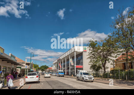 CLANWILLIAM, SÜDAFRIKA, 22. AUGUST 2018: eine Straße, Szene, mit Unternehmen, Personen und Fahrzeuge, in Clanwilliam in der Provinz Western Cape Stockfoto