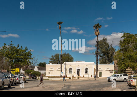 CLANWILLIAM, SÜDAFRIKA, 22. AUGUST 2018: eine Straße, Szene, mit der historischen Gefängnis, heute ein Museum, Menschen und Fahrzeugen, in Clanwilliam im Western C Stockfoto