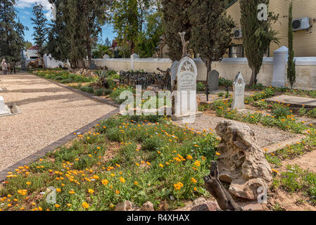 CLANWILLIAM, SÜDAFRIKA, 22. AUGUST 2018: die Gräber am historischen ersten Niederländischen Reformierten Kirche in Clanwilliam in der Provinz Western Cape Stockfoto