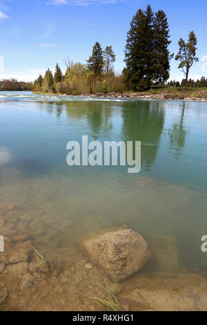 Der Lech ist ein grün-türkis Fluss in Bayern Stockfoto