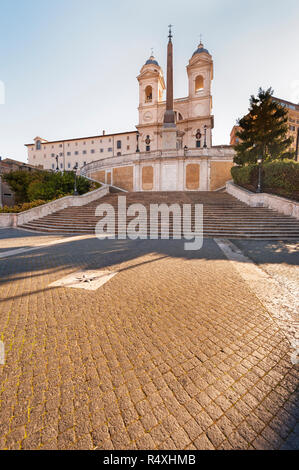 Der obere Abschnitt der spanischen Treppe und der Kirche der Trinità dei Monti Stockfoto