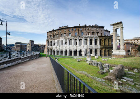 Tempel des Apollo Sosianus neben dem Theater von Marcellus im Campus Martius in Rom Stockfoto