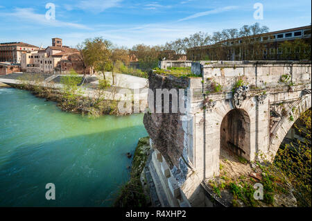 Ponte Rotto/Broken Bridge die Ruine der klassischen Brücke über den Tiber in Rom Stockfoto