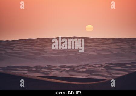 Sanddünen in der Wüste Landschaft bei Sonnenaufgang. Wahiba Sands, Sultanat von Oman. Stockfoto