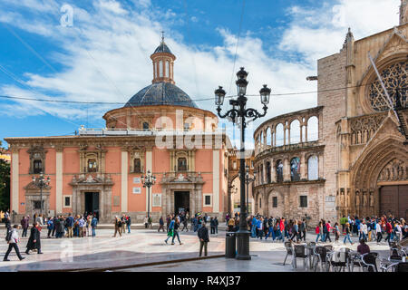 Plaza de la Virgen mit Blick auf die Basilica de la Mare de Déu dels Desemparats - Basilika Unserer Lieben Frau von der Verlassenen neben der Kathedrale von Valencia Stockfoto