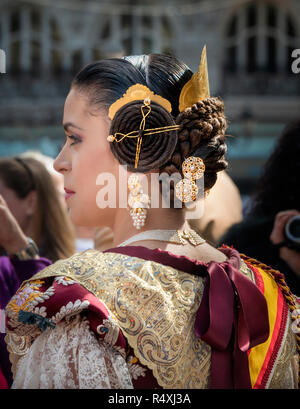 Las Fallas spanische Mädchen tragen Fallera Kostüm in Valencia, Spanien Stockfoto