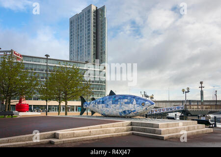 Die großen Fische/der Lachs des Wissens Donegall Quay Belfast Nordirland. Das Gebäude ist jenseits der Royal Mail Gebäude- und Obel Turm Stockfoto