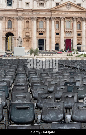 Reihen von leeren Sitze - Teil der temporären Sitzplätzen in ein fast verlassenes Petersplatz im Vatikan Rom Stockfoto