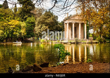 Rom seen Gärten - ein Paar in einem Boot in der Nähe der ionischen Tempel von Aesculaplus auf einer Insel im See der Garten Park der Villa Borghese in Rom Stockfoto