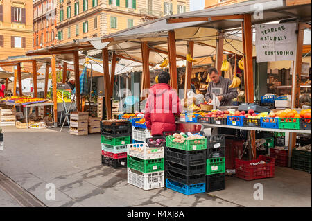 Frau einkaufen bei Obst in der Piazza Di San Cosimato Street Market Rom Abschaltdruck Stockfoto