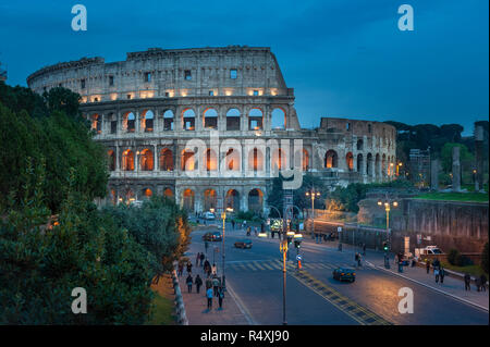 Rom bei Nacht - die Via dei Fori Imperiali und Römischen Kolosseum Flavischen Amphitheater mit Flutlicht am Abend Stockfoto