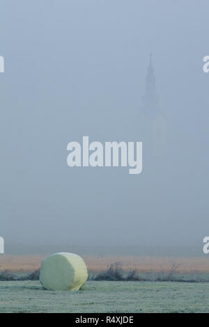 Hay im Winter Dorf Stockfoto