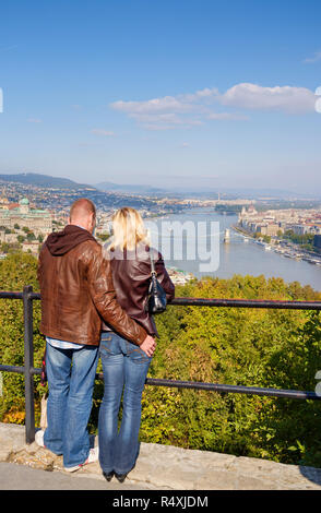 Ein Paar - Mann und Frau, die zusammen auf Sicht Über Budapest und die Donau von der Fischerbastei Stockfoto