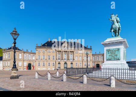 Schloss Amalienborg (Amalienborg Slot) mit der Statue von Friedrich V. Rechts, Schloss Amalienborg, den Königlichen Slotsplads Viertel, Kopenhagen, Dänemark Stockfoto