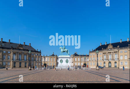 Schloss Amalienborg (Amalienborg Slot) mit der Statue von Friedrich V. im Zentrum, Schloss Amalienborg, den Königlichen Slotsplads Viertel, Kopenhagen, Dänemark Stockfoto