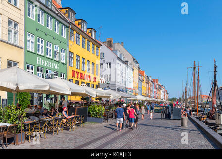 Nyhavn, Kopenhagen. Cafés, Bars und Restaurants entlang der historischen Nyhavn-kanal, Kopenhagen, Dänemark Stockfoto