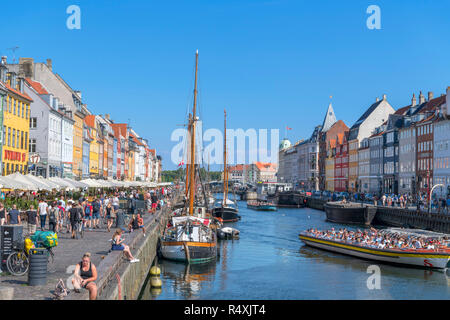 Nyhavn, Kopenhagen. Voll am Wasser entlang dem Nyhavn-kanal, Kopenhagen, Dänemark Stockfoto