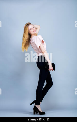 Junge Frau, stehen, Tasche in der Hand Stockfoto