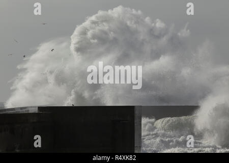 Riesige splash Nahaufnahme von einer Welle über einen Steg zu brechen. Im Norden von Portugal. Stockfoto