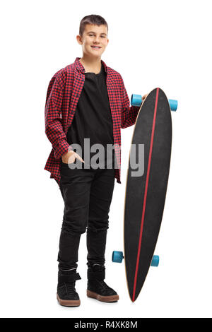 In voller Länge Porträt eines Teenager-Jungen Holding ein Longboard auf weißem Hintergrund Stockfoto