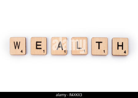 LONDON, Großbritannien - 5.Juli 2018: Das Wort Reichtum Dinkel mit hölzernen schreiben Scrabble Fliesen, am 5. Juli 2018. Stockfoto