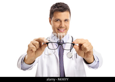 Junge männliche Arzt holding Brillen auf weißem Hintergrund Stockfoto