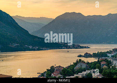 Sonnenuntergang an der Bucht von Kotor in Montenegro Stockfoto