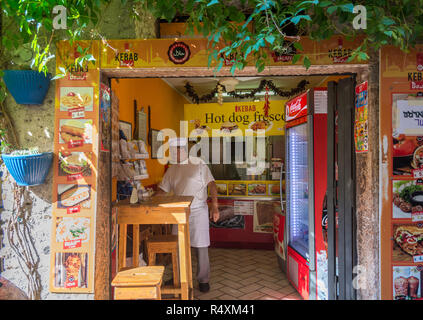 Verkauf von Hot Dogs im kleinen mittelalterlichen Dorf von Malcesine. Es ist einer der charakteristischsten Orte des Gardasees in der Provinz von Verona, Italien Stockfoto