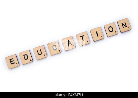 LONDON, Großbritannien - 5.Juli 2018: Das Wort Bildung, Dinkel mit hölzernen schreiben Scrabble Fliesen, am 5. Juli 2018. Stockfoto
