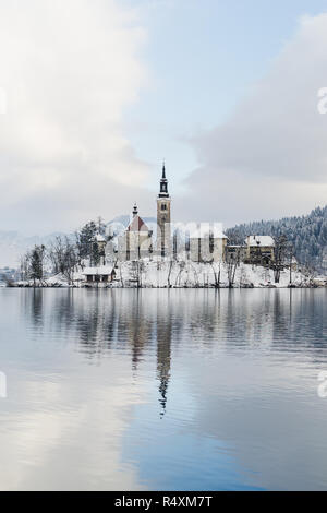 BLED, Slowenien - Januar 2015: Blick über gotische Kirche am See Insel. Vertikale Ausrichtung. Stockfoto