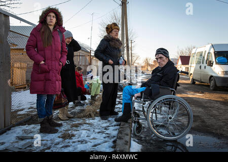 Volenteer Evgeny Kaplin und seine Helfer, verhandeln mit den Konfliktparteien an der Vorderseite in Stanyzja-Luhanska in der östlichen Ukraine und, auf eigenes Risiko, eingeschlossene Flüchtlinge aus der ATO-Zone in der vorderen Linie bringen und Sie bringen in Charkow, in Sicherheit. Stockfoto