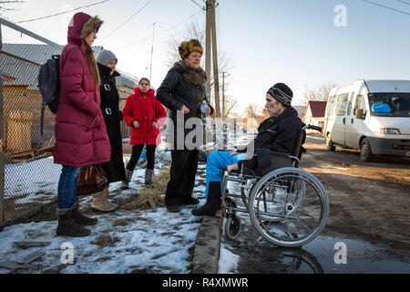 Volenteer Evgeny Kaplin und seine Helfer, verhandeln mit den Konfliktparteien an der Vorderseite in Stanyzja-Luhanska in der östlichen Ukraine und, auf eigenes Risiko, eingeschlossene Flüchtlinge aus der ATO-Zone in der vorderen Linie bringen und Sie bringen in Charkow, in Sicherheit. Stockfoto