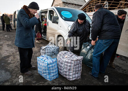 Volenteer Evgeny Kaplin und seine Helfer, verhandeln mit den Konfliktparteien an der Vorderseite in Stanyzja-Luhanska in der östlichen Ukraine und, auf eigenes Risiko, eingeschlossene Flüchtlinge aus der ATO-Zone in der vorderen Linie bringen und Sie bringen in Charkow, in Sicherheit. Stockfoto