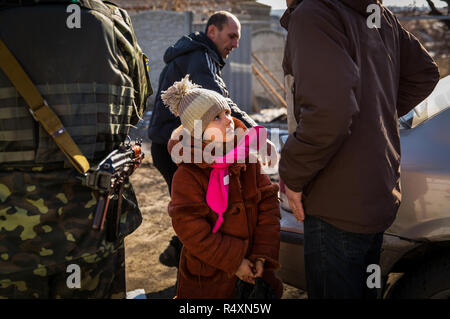 Volenteer Evgeny Kaplin und seine Helfer, verhandeln mit den Konfliktparteien an der Vorderseite in Stanyzja-Luhanska in der östlichen Ukraine und, auf eigenes Risiko, eingeschlossene Flüchtlinge aus der ATO-Zone in der vorderen Linie bringen und Sie bringen in Charkow, in Sicherheit. Stockfoto