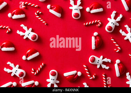 Christmas ornament Muster auf rotem Hintergrund. Flach top-down-Zusammensetzung. Copyspace Stockfoto