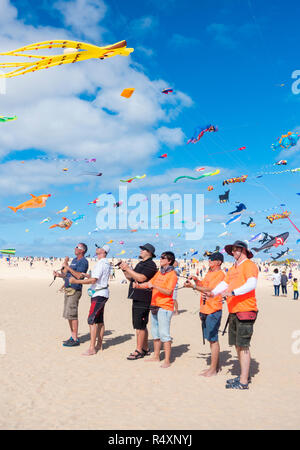 Drachenfliegen auf Fuerteventura international kite Festival 2018. Fuerteventura, Kanarische Inseln, Spanien Stockfoto