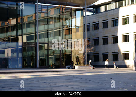 Aschaffenburg, 17. November 2018: Kinder spielen und fahren Inline-skates auf dem Vorplatz des Theaters der Stadt Aschaffenburg am 17. November 201 Stockfoto