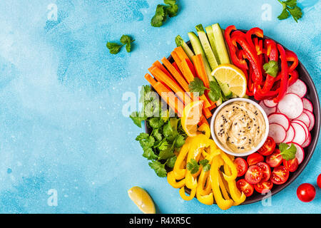 Hausgemachte Hummus mit frischem Gemüse, Ansicht von oben. Stockfoto