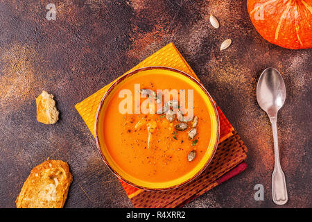 Kürbis und Karotten Suppe serviert mit Samen, Ansicht von oben. Stockfoto