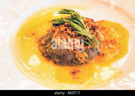 Gegrilltes Fleisch Medaillon mit Berry Konfitüre auf Platte Stockfoto