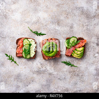 Gesunde Toast mit Lachs und Avocado rose. Ansicht von oben Stockfoto