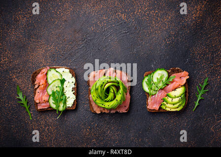 Gesunde Toast mit Lachs und Avocado rose. Ansicht von oben Stockfoto