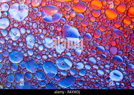 Extreme Nahaufnahme der bunten Öl und Wasser Blasen/Tröpfchen Stockfoto