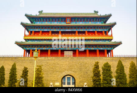 Zhengyang Gate von der Qianmen Straße gesehen, Peking, China Stockfoto