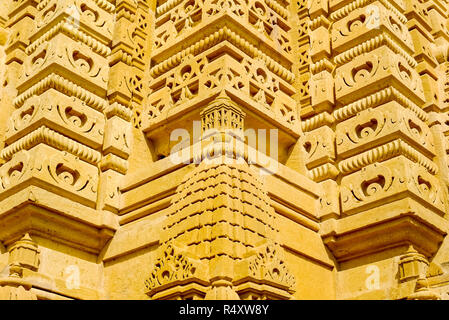 Detail der Steinmetzarbeiten auf der Kuppel des Adeshwar Nath Jain Tempel, Amar Sagar, Jaisalmer, Rajasthan, Indien Stockfoto