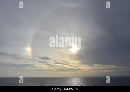 Sun Hund, oder parhelion, vom Deck eines Schiffes in den Pazifischen Ozean in der Nähe der Osterinsel gesehen. Stockfoto