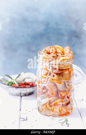 Garnelen in Glas mit Pasta Stockfoto