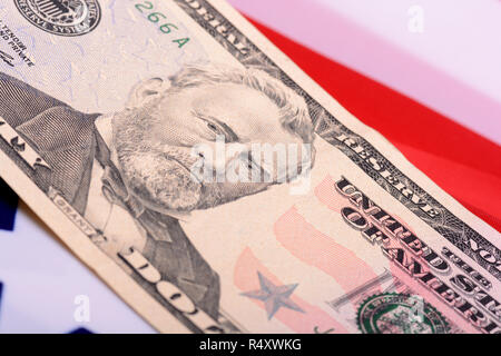 Fünfzig dollar Bill vor der amerikanischen Flagge Stockfoto