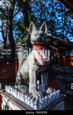 Großes fox Gott Statue und vielen kleinen Fuchs Gott Figuren (Inari Okami), Mabashi Inari Schrein, Suginami, Tokio, Japan Stockfoto